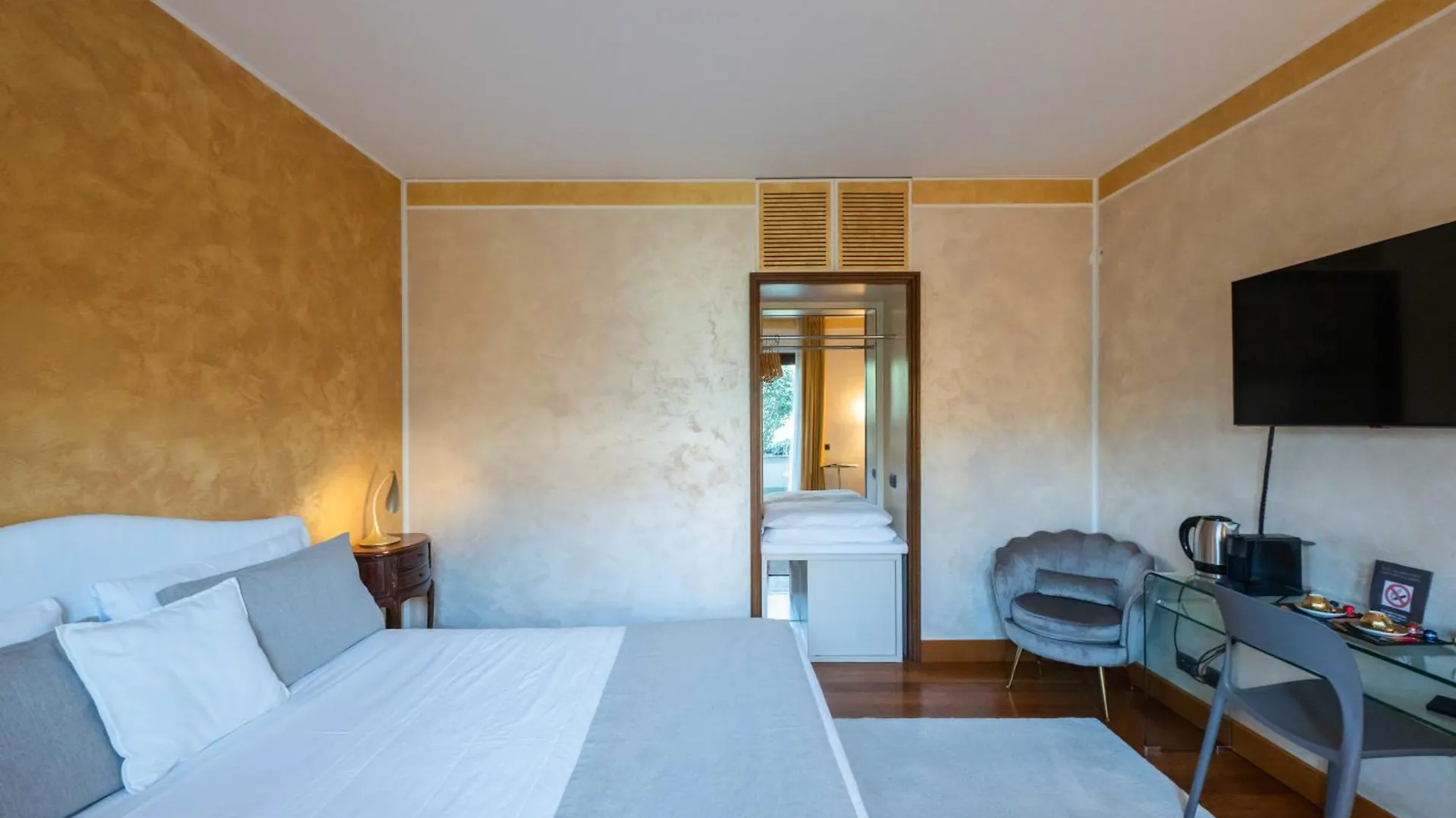 Airport Bea Rooms Azzano San Paolo Bed & Breakfast